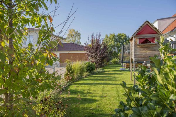 Angelegter Garten mit Rasenweg von Gartengestaltung Bissinger
